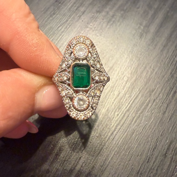 Elegant Silver and Green Gemstone Ring - Picture 1 of 2